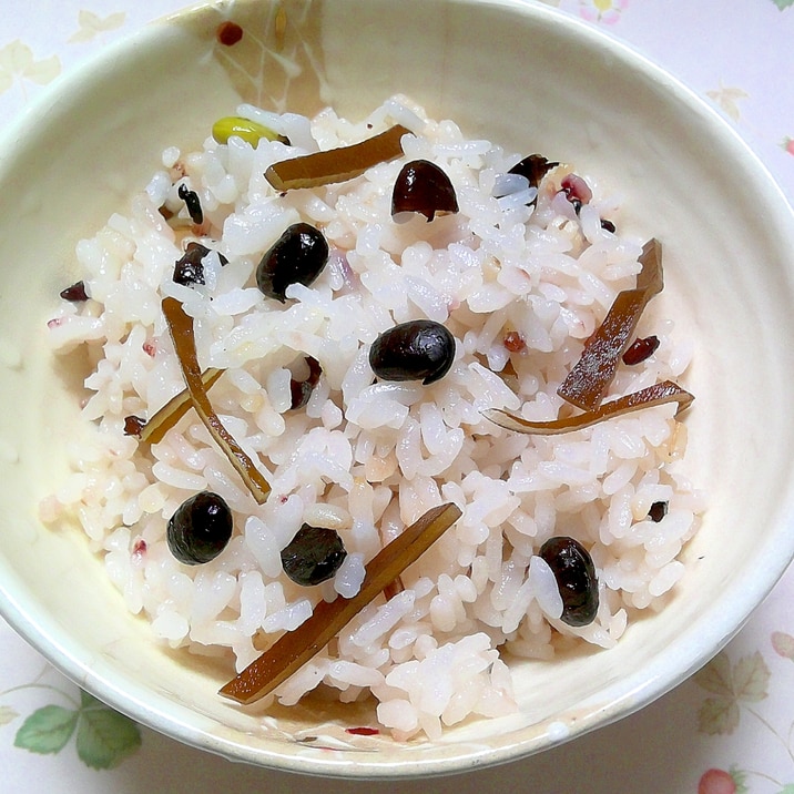 簡単で栄養豊富！黒豆茶の黒豆・昆布入り雑穀ご飯